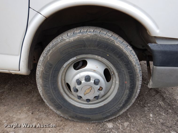 image for item KN9821 2011 Chevrolet Express G4500  box truck