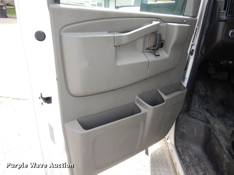 image for item KR9152 2016 Chevrolet Express G4500  van cab and chassis