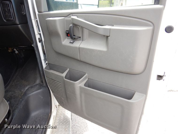 image for item KR9152 2016 Chevrolet Express G4500  van cab and chassis