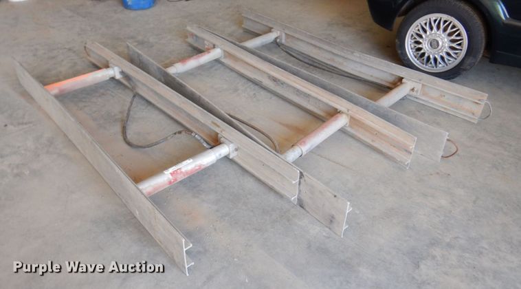 image for item KR9163 (3) trench shoring jacks