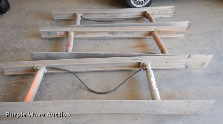 image for item KR9163 (3) trench shoring jacks