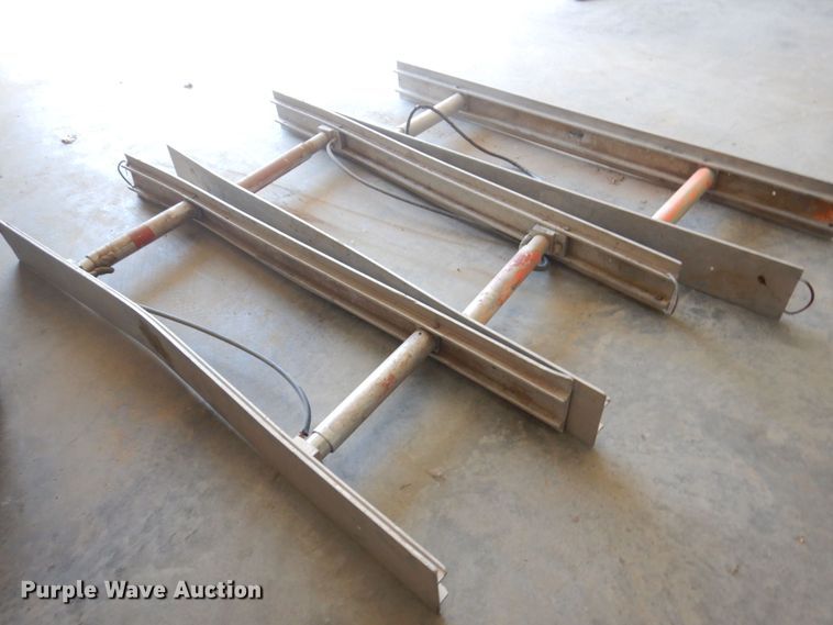 image for item KR9163 (3) trench shoring jacks