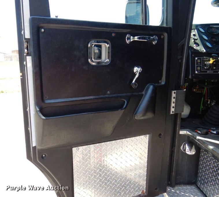 image for item KR9168 2000 HME 1871  pumper fire truck