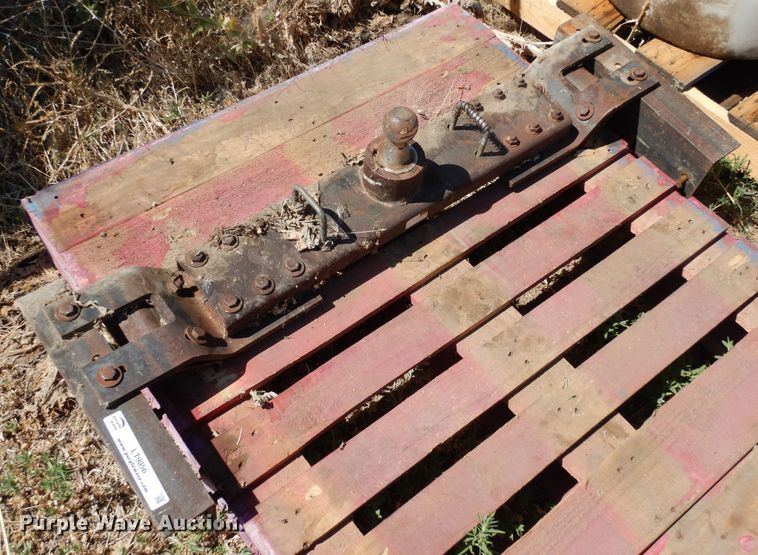 Gooseneck hitch in Brighton, CO Item LT9856 sold Purple Wave