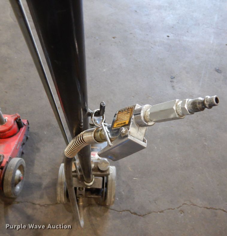 image for item LT9883 (3) floor jacks