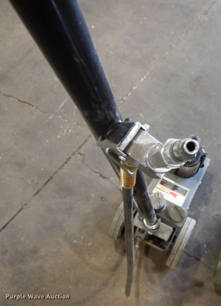 image for item LT9883 (3) floor jacks