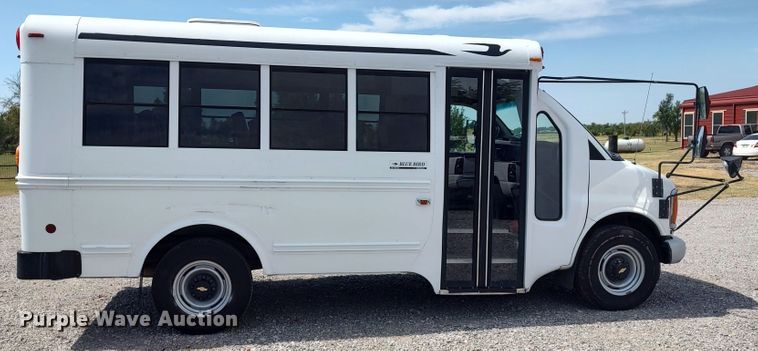 image for item LU9198 1999 Chevrolet Express 3500  school bus
