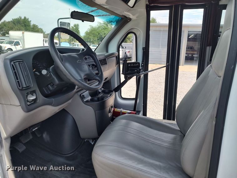 image for item LU9198 1999 Chevrolet Express 3500  school bus