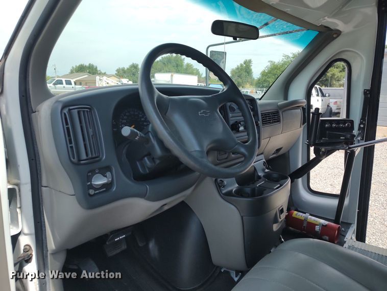 image for item LU9198 1999 Chevrolet Express 3500  school bus