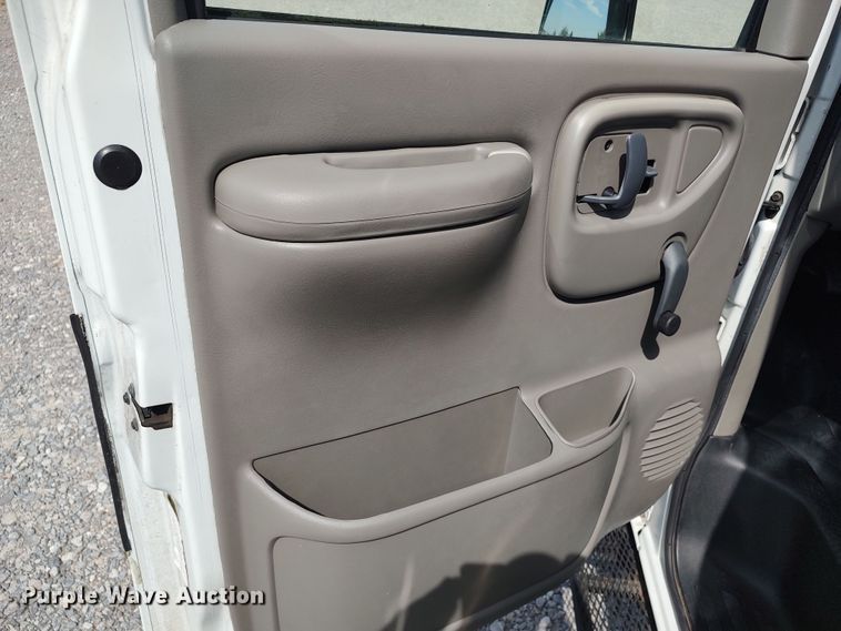 image for item LU9198 1999 Chevrolet Express 3500  school bus