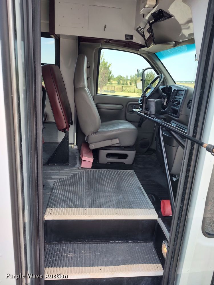 image for item LU9198 1999 Chevrolet Express 3500  school bus