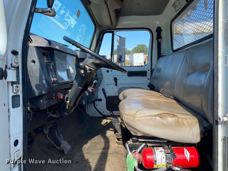 image for item DK6240 1997 International 4700  utility / service truck