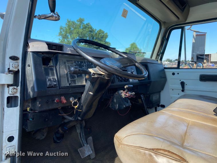 image for item DK6240 1997 International 4700  utility / service truck