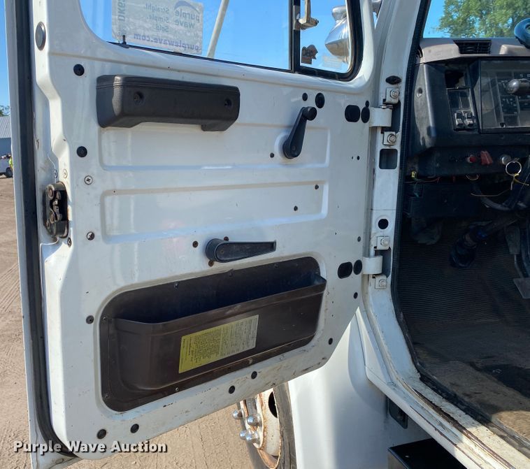 image for item DK6240 1997 International 4700  utility / service truck