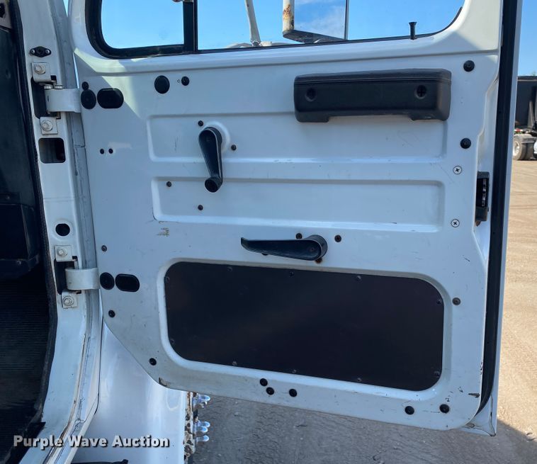 image for item DK6240 1997 International 4700  utility / service truck