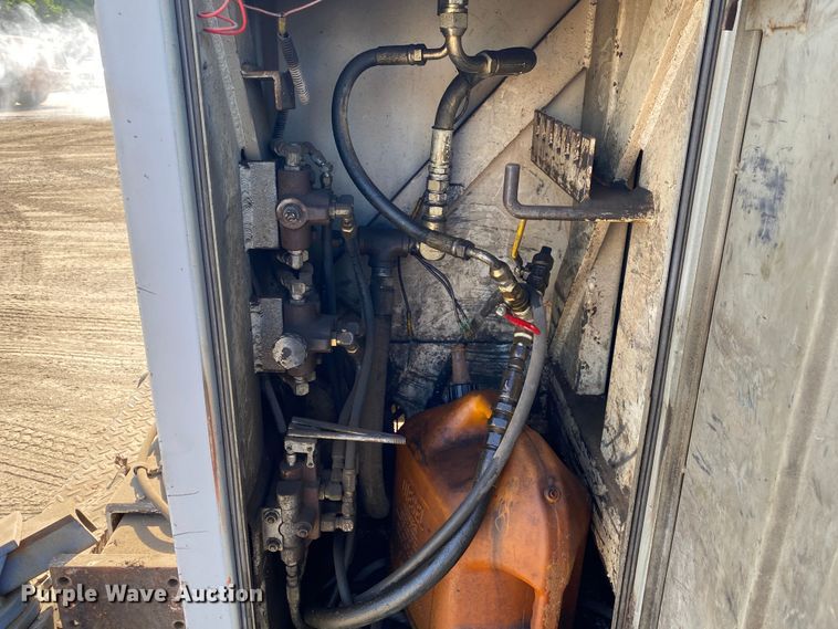 image for item DK6240 1997 International 4700  utility / service truck