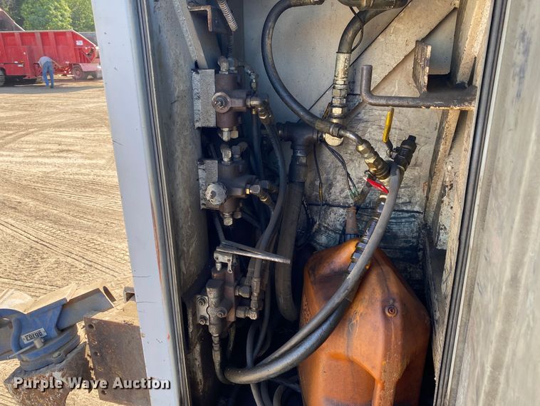 image for item DK6240 1997 International 4700  utility / service truck