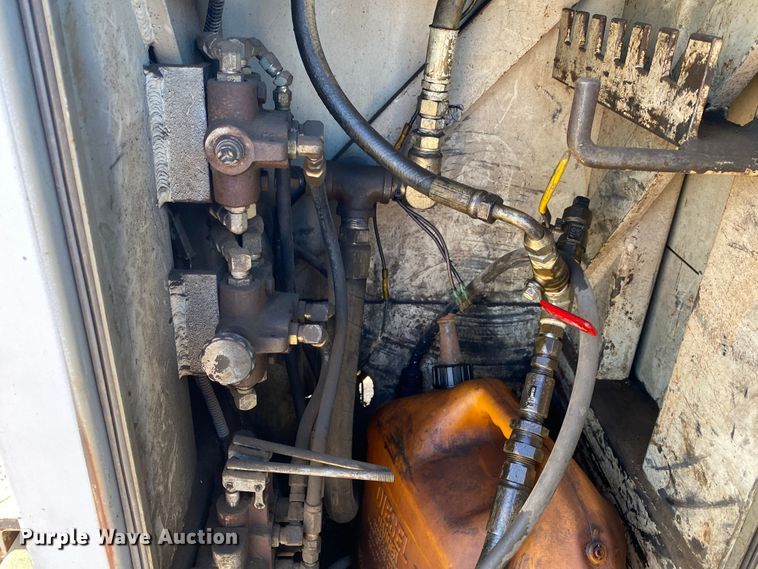 image for item DK6240 1997 International 4700  utility / service truck