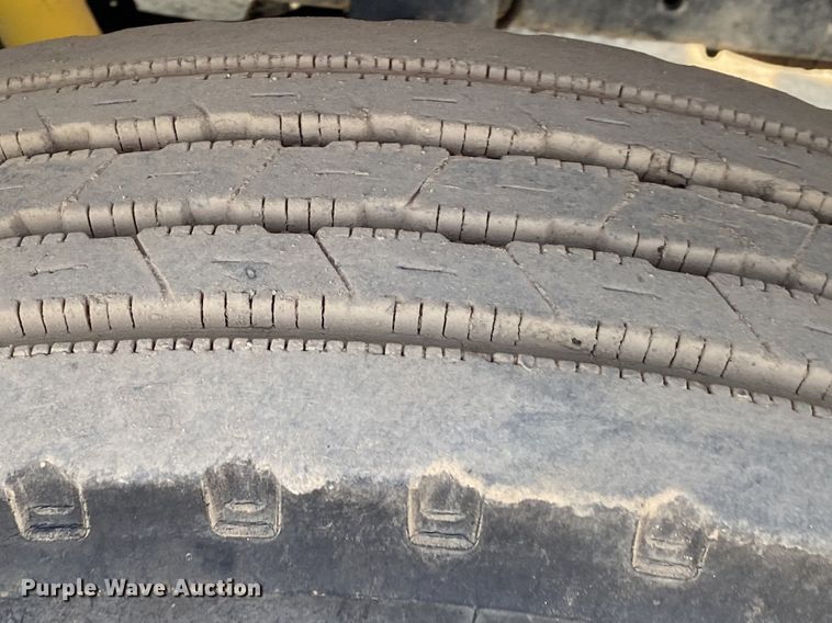 image for item DK6240 1997 International 4700  utility / service truck