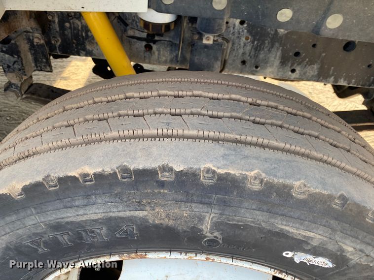 image for item DK6240 1997 International 4700  utility / service truck