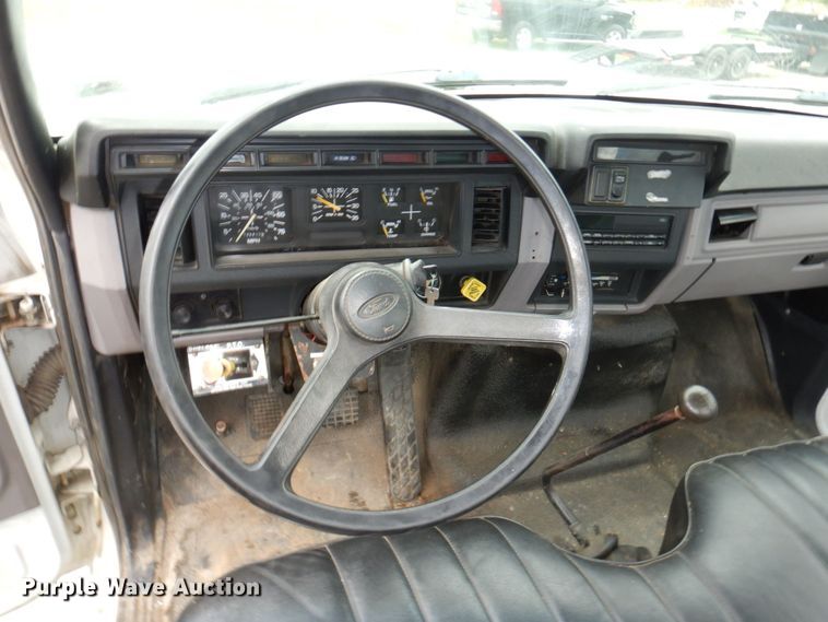 image for item DM2320 1999 Ford F800  crane truck