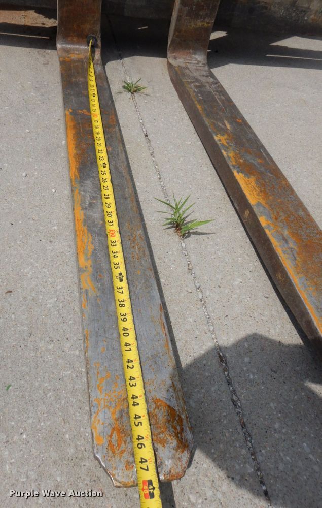 image for item DM2330 John Deere 480-B  forklift