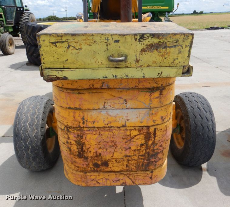 image for item DM2330 John Deere 480-B  forklift