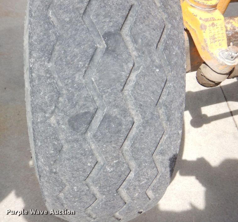 image for item DM2330 John Deere 480-B  forklift