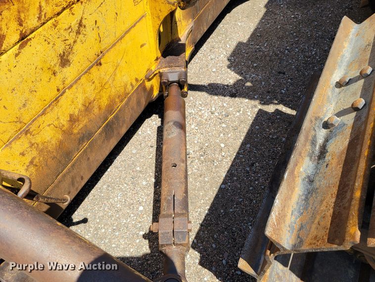 image for item DM2352 2004 Komatsu D65PX-15  dozer