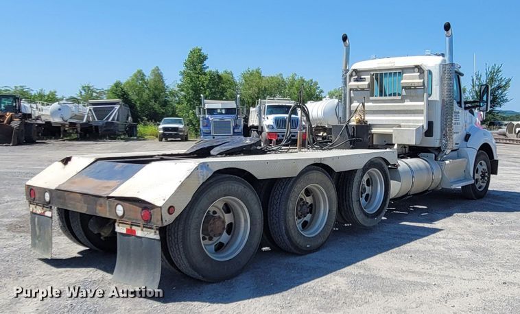 image for item DM4181 2015 Kenworth T880  semi truck