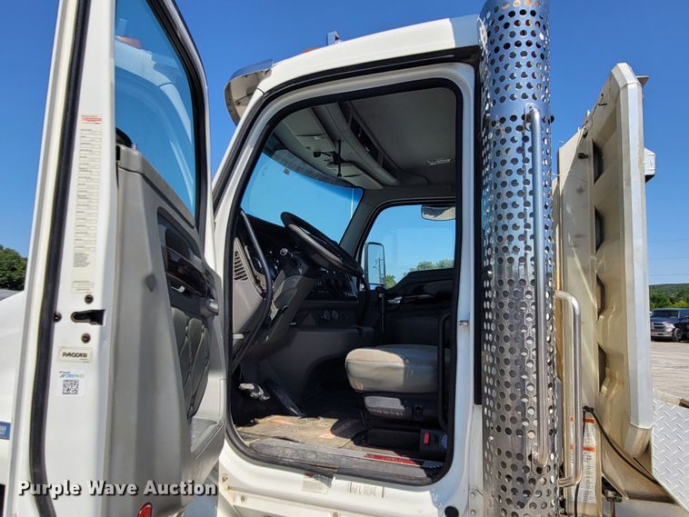 image for item DM4181 2015 Kenworth T880  semi truck