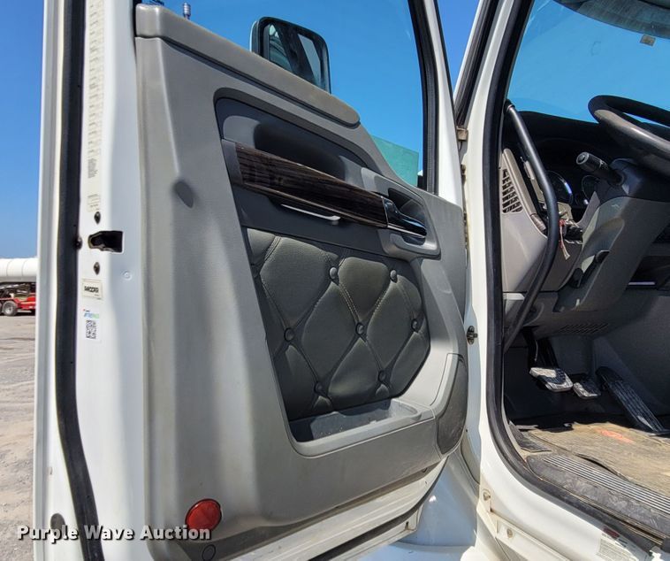 image for item DM4181 2015 Kenworth T880  semi truck