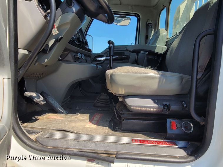 image for item DM4181 2015 Kenworth T880  semi truck