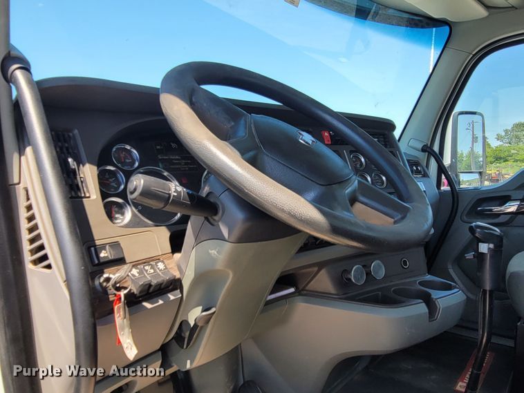 image for item DM4181 2015 Kenworth T880  semi truck