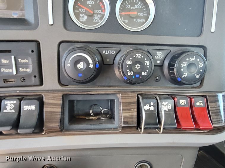 image for item DM4181 2015 Kenworth T880  semi truck