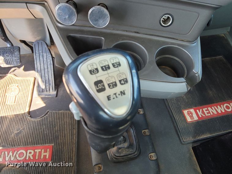 image for item DM4181 2015 Kenworth T880  semi truck