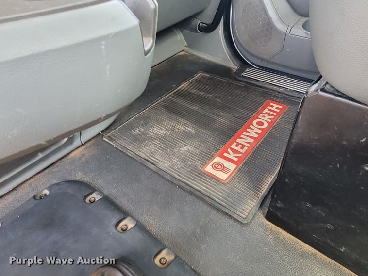 image for item DM4181 2015 Kenworth T880  semi truck