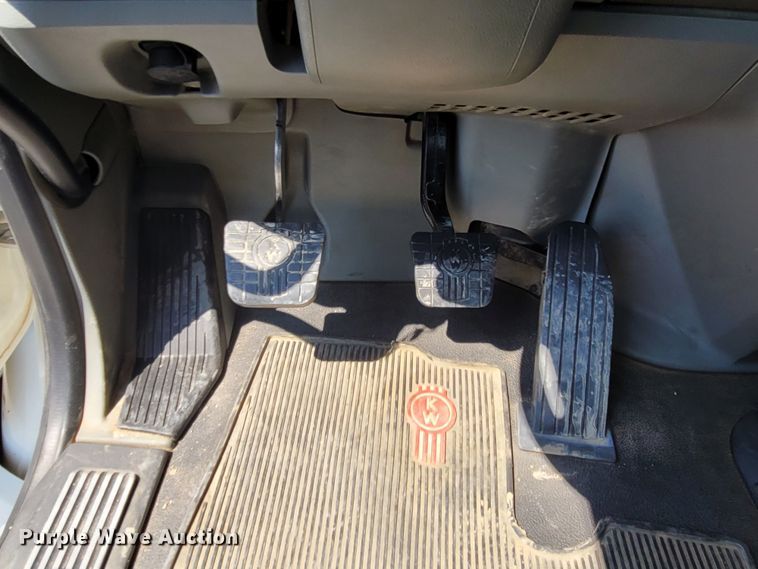 image for item DM4181 2015 Kenworth T880  semi truck