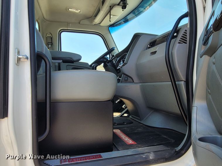 image for item DM4181 2015 Kenworth T880  semi truck