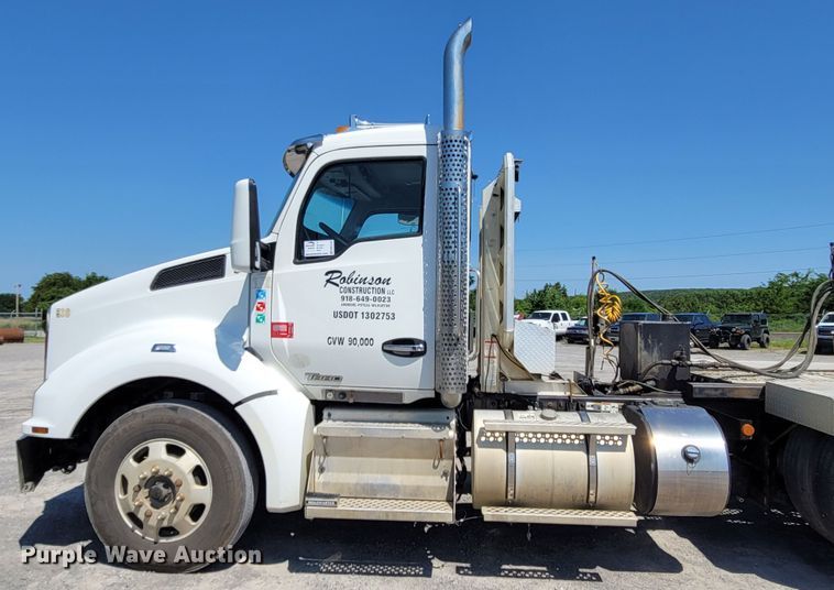 image for item DM4181 2015 Kenworth T880  semi truck