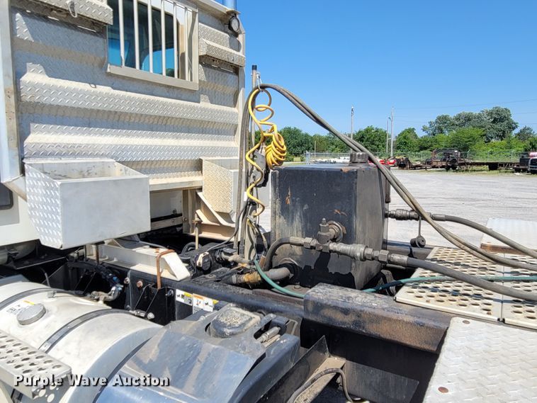 image for item DM4181 2015 Kenworth T880  semi truck