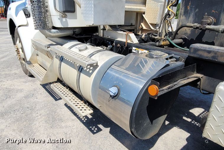 image for item DM4181 2015 Kenworth T880  semi truck