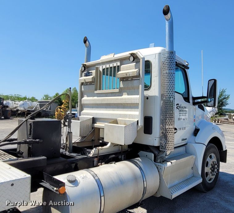 image for item DM4181 2015 Kenworth T880  semi truck
