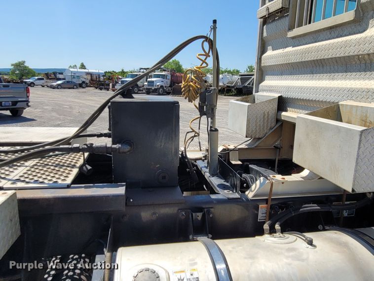 image for item DM4181 2015 Kenworth T880  semi truck