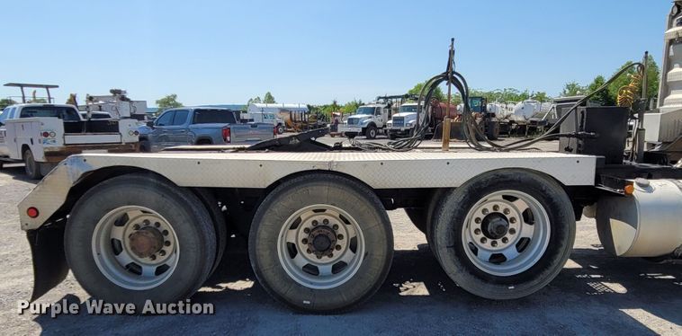 image for item DM4181 2015 Kenworth T880  semi truck