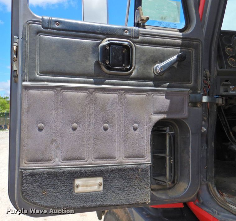 image for item DP4410 1996 Mack CH613  semi truck