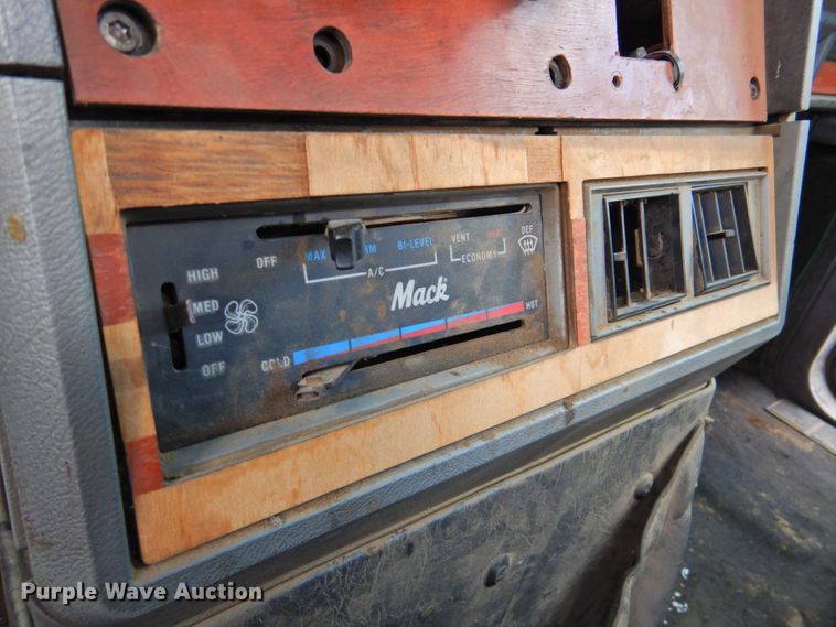 image for item DP4410 1996 Mack CH613  semi truck