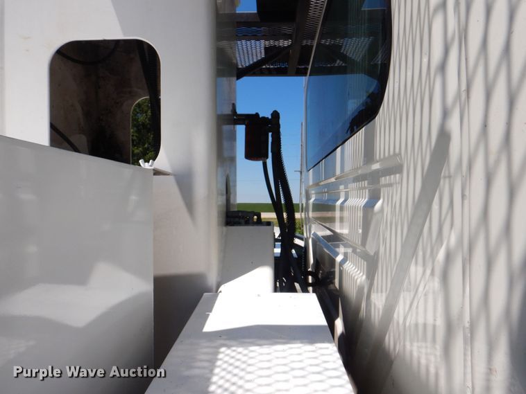 image for item DS8107 2007 International 4300 SBA  forestry bucket truck