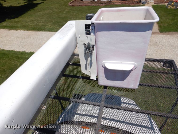 image for item DS8107 2007 International 4300 SBA  forestry bucket truck