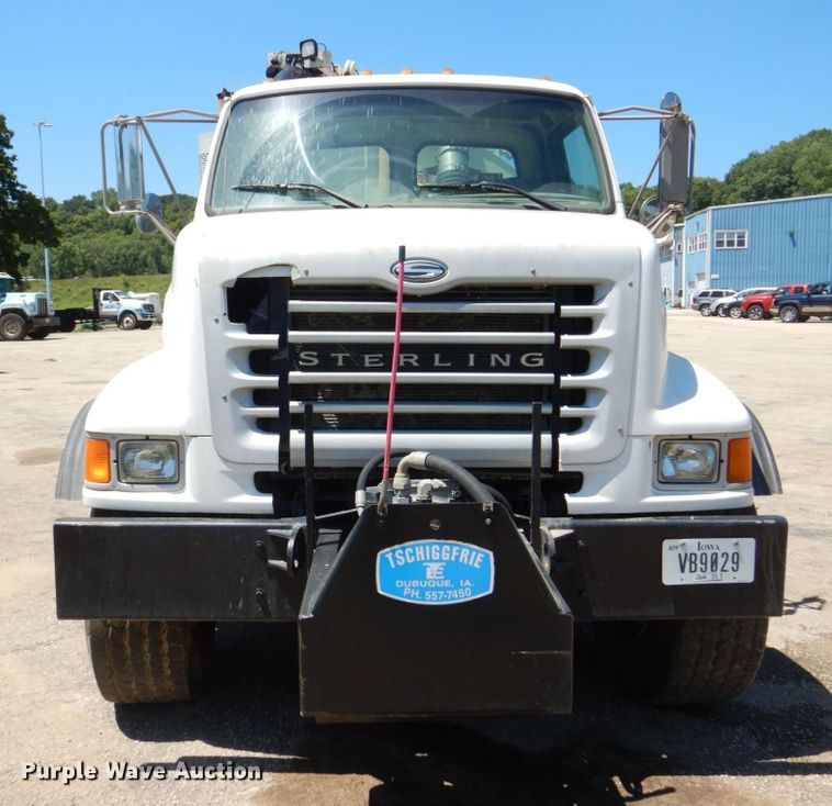 image for item DS8114 2003 Sterling LT9500  vacuum truck